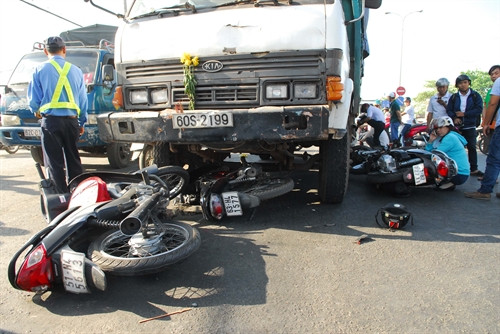 Hiện trường vụ tai nạn giao thông. Ảnh: Mạnh Linh- TTXVN Hiện trường vụ tai nạn giao thông. Ảnh: Mạnh Linh- TTXVN