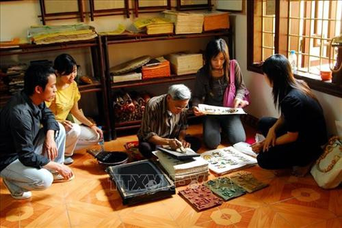 Học sinh Khoa quản lý văn hoá, Trường Đại học Văn hoá Hà Nội tham quan làng Đông Hồ. Ảnh: Thanh Hà - TTXVN Học sinh Khoa quản lý văn hoá, Trường Đại học Văn hoá Hà Nội tham quan làng Đông Hồ. Ảnh: Thanh Hà - TTXVN