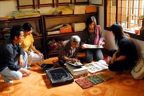 Học sinh Khoa quản lý văn hoá, Trường Đại học Văn hoá Hà Nội tham quan làng Đông Hồ. Ảnh: Thanh Hà - TTXVN