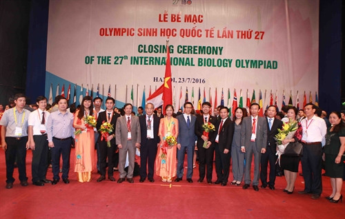 Phó Thủ tướng Vũ Đức Đam chúc mừng thành tích của đoàn Việt Nam. Ảnh: Quý Trung – TTXVN Phó Thủ tướng Vũ Đức Đam chúc mừng thành tích của đoàn Việt Nam. Ảnh: Quý Trung – TTXVN