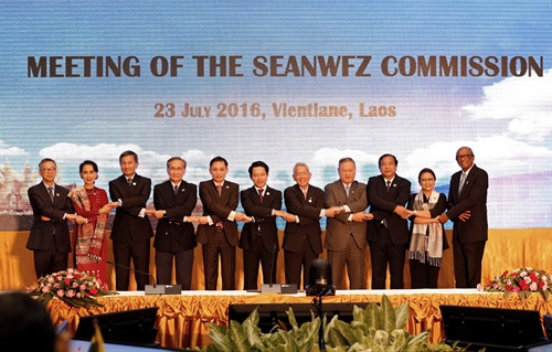 Thứ trưởng Ngoại giao Lê Hoài Trung (thứ 5, từ trái sang) chụp ảnh chung cùng các quan chức ngoại giao các nước thành viên ASEAN tại hội nghị SEANWFZ ở Viêng Chăn ngày 23/7. EPA/ TTXVN