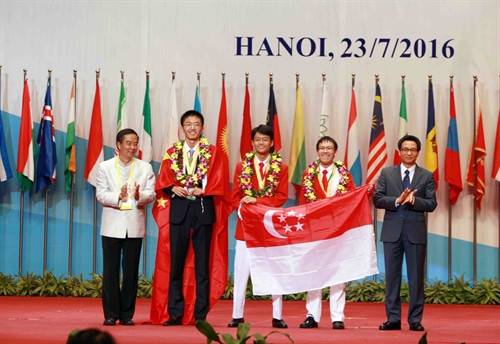 Phó Thủ tướng Chính phủ Vũ Đức Đam và Chủ tịch Ủy ban Olympic Sinh học quốc tế Poonpipope Kasemsap trao Huy chương Vàng cho 3 thí sinh có số điểm cao nhất cuộc thi. Ảnh: Quý Trung – TTXVN Phó Thủ tướng Chính phủ Vũ Đức Đam và Chủ tịch Ủy ban Olympic Sinh học quốc tế Poonpipope Kasemsap trao Huy chương Vàng cho 3 thí sinh có số điểm cao nhất cuộc thi. Ảnh: Quý Trung – TTXVN