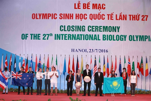 Ban tổ chức trao Huy chương Bạc cho các thí sinh. Ảnh: Quý Trung – TTXVN Ban tổ chức trao Huy chương Bạc cho các thí sinh. Ảnh: Quý Trung – TTXVN