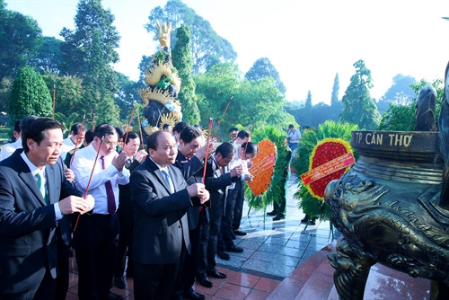 Thủ tướng Nguyễn Xuân Phúc đến dâng hương tại Nghĩa trang Liệt sỹ thành phố Cần Thơ. Ảnh: Thống Nhất-TTXVN Thủ tướng Nguyễn Xuân Phúc đến dâng hương tại Nghĩa trang Liệt sỹ thành phố Cần Thơ. Ảnh: Thống Nhất-TTXVN