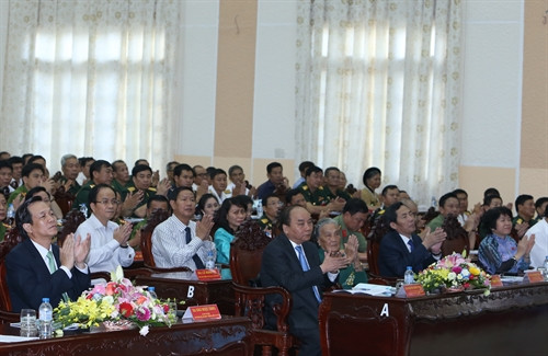 Thủ tướng Nguyễn Xuân Phúc và các đại biểu dự hội nghị biểu dương người có công với cách mạng tiêu biểu toàn quốc năm 2016. Ảnh: Thống Nhất-TTXVN Thủ tướng Nguyễn Xuân Phúc và các đại biểu dự hội nghị biểu dương người có công với cách mạng tiêu biểu toàn quốc năm 2016. Ảnh: Thống Nhất-TTXVN