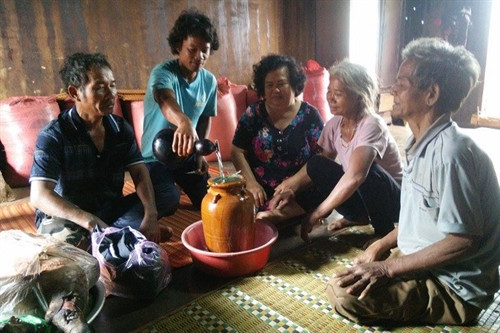 Lễ Soi pne công roong lăng ở gia đình ông Y Thương.