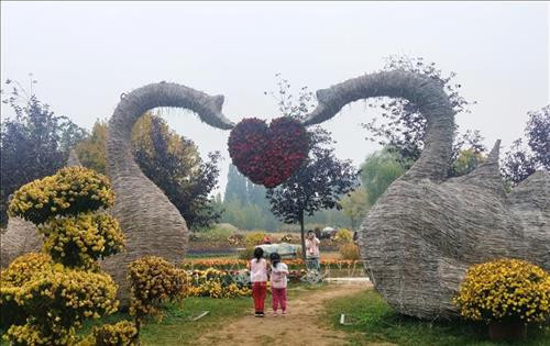 Du khách chiêm ngưỡng hàng cây lá phong đỏ tại Hàm Đan, tỉnh Hà Bắc, Trung Quốc. Ảnh: THX/TTXVN. Hoa cúc khoe sắc tại triển lãm hoa quốc tế Bắc Kinh, Trung Quốc. Ảnh: THX/ TTXVN Hoa cúc nở rộ tại Bắc Kinh, Trung Quốc. Ảnh: THX/TTXVN Người dân thăm triển lãm hoa quốc tế Bắc Kinh, Trung Quốc. Ảnh: THX/TTXVN Cảnh sắc mùa thu tại Tửu Tuyền, tỉnh Cam Túc, miền Tây Bắc Trung Quốc. Ảnh: THX/TTXVN Du khách chiêm ngưỡng cảnh đẹp tại Tửu Tuyền, tỉnh Cam Túc, miền Tây Bắc Trung Quốc. Ảnh: THX/TTXVN Mùa thu vàng hấp dẫn du khách tại Tửu Tuyền, tỉnh Cam Túc, miền Tây Bắc Trung Quốc. Ảnh: THX/TTXVN Sắc màu thu tại Khu tự trị Nội Mông, miền Bắc Trung Quốc. Ảnh: THX/TTXVN phát Sắc màu thu tại Tế Nam, tỉnh Sơn Đông, Trung Quốc ngày 21/10/2019. Ảnh: THX/TTXVN phát Du khách chiêm ngưỡng hàng cây lá phong đỏ tại Hàm Đan, tỉnh Hà Bắc, Trung Quốc. Ảnh: THX/TTXVN. Hoa cúc khoe sắc tại triển lãm hoa quốc tế Bắc Kinh, Trung Quốc. Ảnh: THX/ TTXVN Hoa cúc nở rộ tại Bắc Kinh, Trung Quốc. Ảnh: THX/TTXVN Người dân thăm triển lãm hoa quốc tế Bắc Kinh, Trung Quốc. Ảnh: THX/TTXVN Cảnh sắc mùa thu tại Tửu Tuyền, tỉnh Cam Túc, miền Tây Bắc Trung Quốc. Ảnh: THX/TTXVN Du khách chiêm ngưỡng cảnh đẹp tại Tửu Tuyền, tỉnh Cam Túc, miền Tây Bắc Trung Quốc. Ảnh: THX/TTXVN Mùa thu vàng hấp dẫn du khách tại Tửu Tuyền, tỉnh Cam Túc, miền Tây Bắc Trung Quốc. Ảnh: THX/TTXVN Sắc màu thu tại Khu tự trị Nội Mông, miền Bắc Trung Quốc. Ảnh: THX/TTXVN phát Sắc màu thu tại Tế Nam, tỉnh Sơn Đông, Trung Quốc ngày 21/10/2019. Ảnh: THX/TTXVN phát