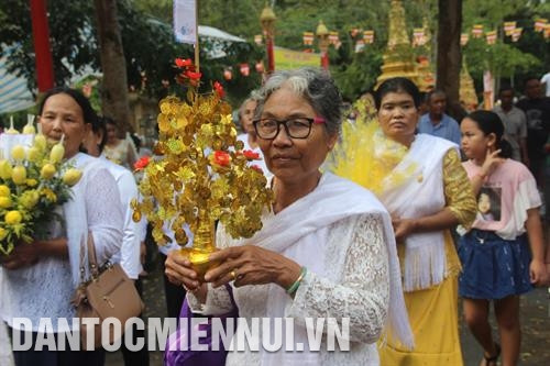 Vật phẩm được người Khmer dâng lên chư tăng trong lễ Kathina. Ảnh: Chanh Đa Vật phẩm được người Khmer dâng lên chư tăng trong lễ Kathina. Ảnh: Chanh Đa