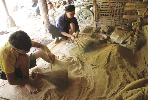 Nghề làm hương của người Nùng ảnh 1 Nghề làm hương của người Nùng ảnh 1
