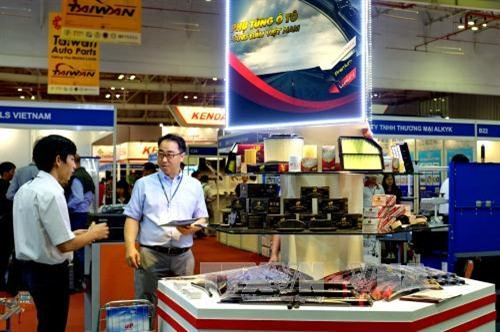 Khách tham quan các gian hàng tại triển lãm. Ảnh: Thế Anh-TTXVN Khách tham quan các gian hàng tại triển lãm. Ảnh: Thế Anh-TTXVN