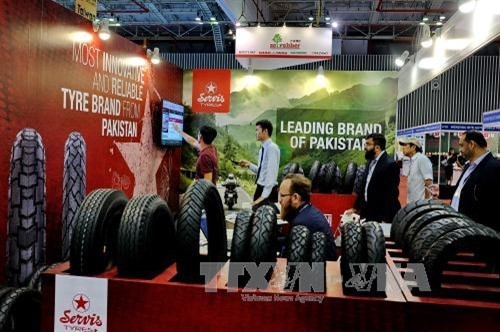 Gian hàng trưng bày sản phẩm lốp xe tại triển lãm. Ảnh: Thế Anh-TTXVN Gian hàng trưng bày sản phẩm lốp xe tại triển lãm. Ảnh: Thế Anh-TTXVN