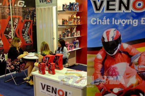 Gian hàng giới thiệu về dầu nhớt VENO tại triển lãm. Ảnh: Thế Anh-TTXVN Gian hàng giới thiệu về dầu nhớt VENO tại triển lãm. Ảnh: Thế Anh-TTXVN