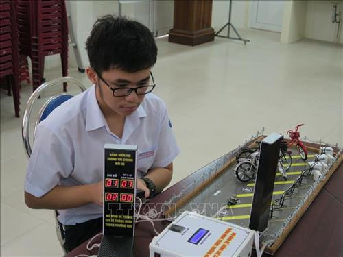 Em Huỳnh Trần Long thực nghiệm điều khiển hệ thống bằng bàn phím hỗ trợ. Ảnh: Phan Sáu - TTXVN Em Huỳnh Trần Long thực nghiệm điều khiển hệ thống bằng bàn phím hỗ trợ. Ảnh: Phan Sáu - TTXVN