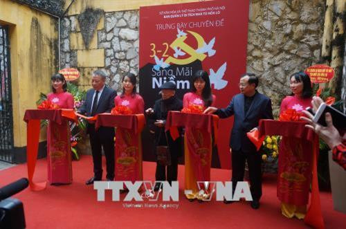 Cắt băng khai mạc trưng bày. Ảnh: Đinh Thuận - TTXVN Cắt băng khai mạc trưng bày. Ảnh: Đinh Thuận - TTXVN