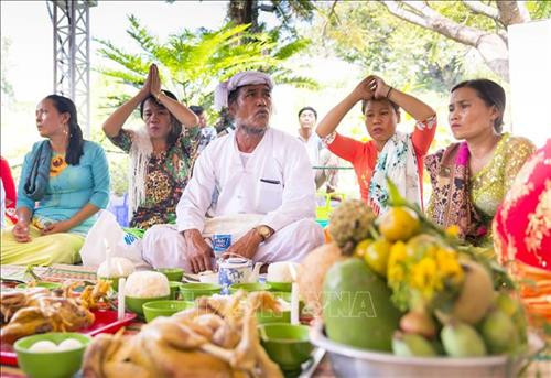 Đồng bào Chăm dâng lễ vật cúng Thiên Y Thánh Mẫu Ana. Ảnh: Tiên Minh - TTXVN