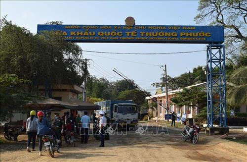 Lực lượng chức năng lập chốt kiểm tra y tế tại cửa khẩu quốc tế Thường Phước, huyện Hồng Ngự, tỉnh Đồng Tháp. Ảnh: Chương Đài - TTXVN