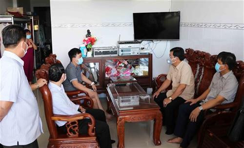 Đoàn công tác của UBND tỉnh Cà Mau đến thăm hỏi, động viên anh N.P.G (khóm 8, thị trấn Năm Căn, huyện Năm Căn) đang cách ly tại nhà do đi từ tỉnh Vĩnh Phúc về. Ảnh: Huỳnh Thế Anh - TTXVN