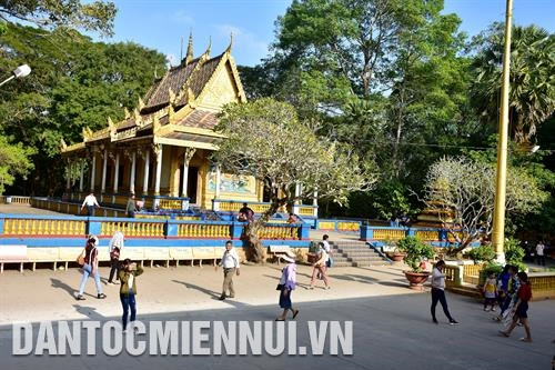 Đến vãn cảnh Chùa Dơi (Sóc Trăng), du khách không chỉ tận mắt chứng kiến các công đoạn chạm khắc trên gốc cây khô mà còn được chiêm ngưỡng vẻ đẹp của công trình kiến trúc độc đáo. Ảnh: Thạch Pích Du khách tham quan các sản phẩm thủ công mỹ nghệ được trưng bày tại điểm du lịch Chùa Dơi (Sóc Trăng). Ảnh: Thạch Pích