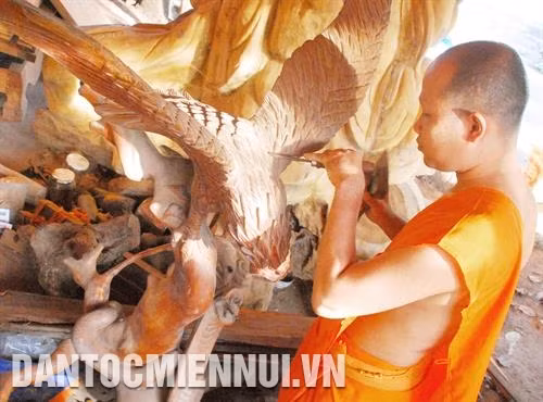 Sư Lý Thảo tạo hình tác phẩm tại xưởng điêu khắc ở Chùa Dơi (Sóc Trăng). Ảnh: Thạch Pích