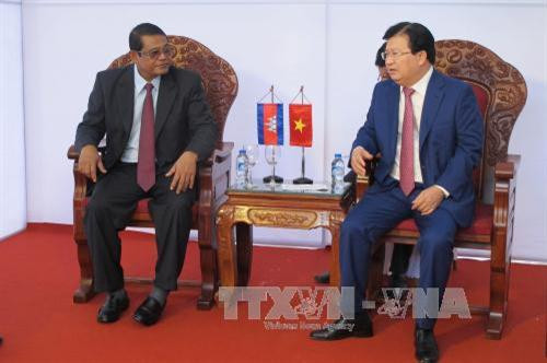 Phó Thủ tướng Trịnh Đình Dũng và Phó Thủ tướng Vương quốc Campuchia Ke Kim Ya gặp mặt tại buổi lễ. Ảnh: Hoài Nam – TTXVN