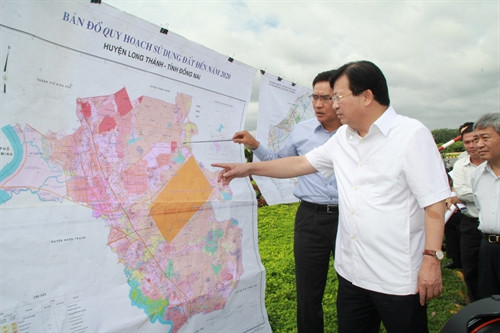 Phó Thủ tướng Trịnh Đình Dũng xem bản đồ dự án cảng hàng không quốc tế Long Thành. Ảnh: Sỹ Tuyên – TTXVN Phó Thủ tướng Trịnh Đình Dũng xem bản đồ dự án cảng hàng không quốc tế Long Thành. Ảnh: Sỹ Tuyên – TTXVN