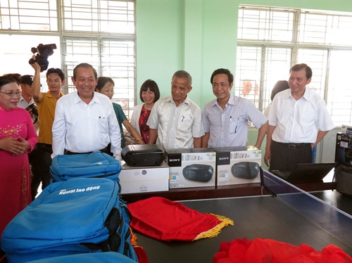 Phó Thủ tướng Trương Hòa Bình thăm trường Tiểu học Bình Châu. Ảnh: Sỹ Thắng-TTXVN