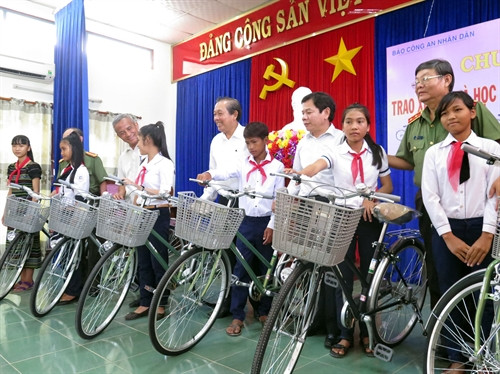 Phó Thủ tướng Trương Hòa Bình tặng xe đạp cho học sinh nghèo huyện Ba Tơ. Ảnh : Sỹ Thắng- TTXVN