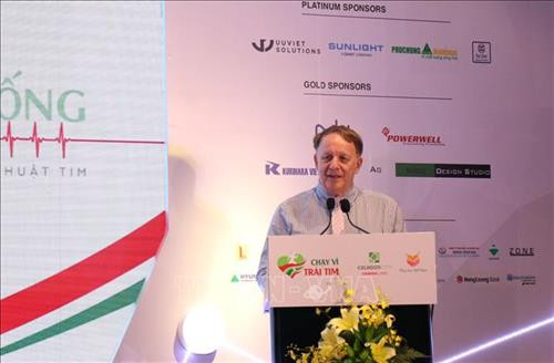 Đại diện Ban Tổ chức chia sẻ về chương trình hỗ trợ trẻ em bị bệnh tim bẩm sinh tại Việt Nam. Ảnh: Tiến Lực - TTXVN