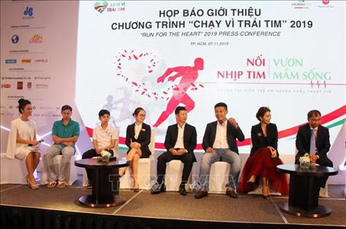 Giao lưu với các mạnh thường quân, Đại sứ Chương trình và trẻ em được hỗ trợ phẫu thuật. Ảnh: Tiến Lực - TTXVN