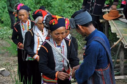 Bản làng người Khơ Mú trên vùng cao Tây Bắc. Ảnh: Phan Tuấn Anh - TTXVN Đúng ngày tổ chức lễ, thầy cúng thắp hương báo cáo tổ tiên, sư phụ. Ảnh: Phan Tuấn Anh - TTXVN Dân bản đi tổ chức lễ cầu mùa. Ảnh: Phan Tuấn Anh - TTXVN Chuẩn bị các đồ lễ cúng cho lễ cầu mùa. Ảnh: Phan Tuấn Anh - TTXVN Thầy cúng và mọi người chuẩn bị đàn cúng. Ảnh: Phan Tuấn Anh - TTXVN Tăm đao là dụng cụ không thể thiếu trong các nghi lễ cộng đồng. Ảnh: Phan Tuấn Anh - TTXVN Vị trí tổ chức lễ cúng cầu mùa là những mảnh nương trung tâm của bản làng. Ảnh: Phan Tuấn Anh - TTXVN Đàn cúng lễ cầu mùa được lập trên mảnh ruộng. Ảnh: Phan Tuấn Anh - TTXVN Thầy cúng làm lễ cúng giao lễ vật cho thần linh. Ảnh: Phan Tuấn Anh - TTXVN Dân bản nộp cây giống cho thầy cúng. Ảnh: Phan Tuấn Anh - TTXVN Điệu múa tầm đao của đồng bào Khơ Mú. Ảnh: Phan Tuấn Anh - TTXVN Điệu múa xòe của đồng bào Khơ Mú. Ảnh: Phan Tuấn Anh - TTXVN