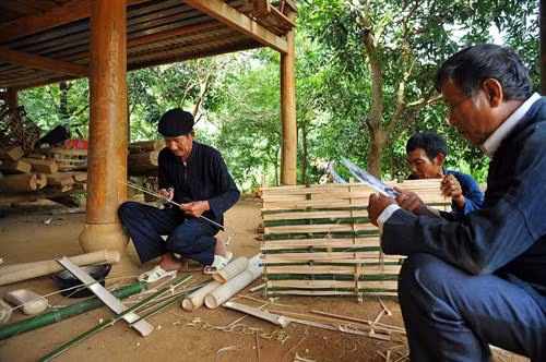 Bản làng người Khơ Mú trên vùng cao Tây Bắc. Ảnh: Phan Tuấn Anh - TTXVN Đúng ngày tổ chức lễ, thầy cúng thắp hương báo cáo tổ tiên, sư phụ. Ảnh: Phan Tuấn Anh - TTXVN Dân bản đi tổ chức lễ cầu mùa. Ảnh: Phan Tuấn Anh - TTXVN Chuẩn bị các đồ lễ cúng cho lễ cầu mùa. Ảnh: Phan Tuấn Anh - TTXVN Thầy cúng và mọi người chuẩn bị đàn cúng. Ảnh: Phan Tuấn Anh - TTXVN Tăm đao là dụng cụ không thể thiếu trong các nghi lễ cộng đồng. Ảnh: Phan Tuấn Anh - TTXVN Vị trí tổ chức lễ cúng cầu mùa là những mảnh nương trung tâm của bản làng. Ảnh: Phan Tuấn Anh - TTXVN Đàn cúng lễ cầu mùa được lập trên mảnh ruộng. Ảnh: Phan Tuấn Anh - TTXVN Thầy cúng làm lễ cúng giao lễ vật cho thần linh. Ảnh: Phan Tuấn Anh - TTXVN Dân bản nộp cây giống cho thầy cúng. Ảnh: Phan Tuấn Anh - TTXVN Điệu múa tầm đao của đồng bào Khơ Mú. Ảnh: Phan Tuấn Anh - TTXVN Điệu múa xòe của đồng bào Khơ Mú. Ảnh: Phan Tuấn Anh - TTXVN