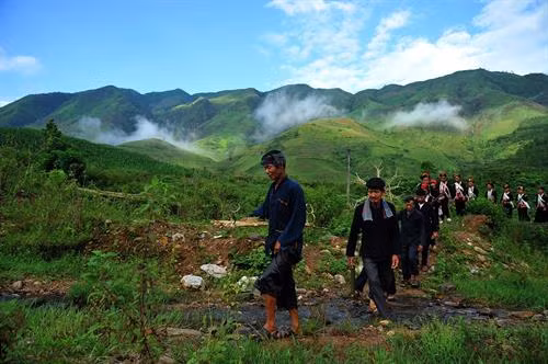 Bản làng người Khơ Mú trên vùng cao Tây Bắc. Ảnh: Phan Tuấn Anh - TTXVN Đúng ngày tổ chức lễ, thầy cúng thắp hương báo cáo tổ tiên, sư phụ. Ảnh: Phan Tuấn Anh - TTXVN Dân bản đi tổ chức lễ cầu mùa. Ảnh: Phan Tuấn Anh - TTXVN Chuẩn bị các đồ lễ cúng cho lễ cầu mùa. Ảnh: Phan Tuấn Anh - TTXVN Thầy cúng và mọi người chuẩn bị đàn cúng. Ảnh: Phan Tuấn Anh - TTXVN Tăm đao là dụng cụ không thể thiếu trong các nghi lễ cộng đồng. Ảnh: Phan Tuấn Anh - TTXVN Vị trí tổ chức lễ cúng cầu mùa là những mảnh nương trung tâm của bản làng. Ảnh: Phan Tuấn Anh - TTXVN Đàn cúng lễ cầu mùa được lập trên mảnh ruộng. Ảnh: Phan Tuấn Anh - TTXVN Thầy cúng làm lễ cúng giao lễ vật cho thần linh. Ảnh: Phan Tuấn Anh - TTXVN Dân bản nộp cây giống cho thầy cúng. Ảnh: Phan Tuấn Anh - TTXVN Điệu múa tầm đao của đồng bào Khơ Mú. Ảnh: Phan Tuấn Anh - TTXVN Điệu múa xòe của đồng bào Khơ Mú. Ảnh: Phan Tuấn Anh - TTXVN