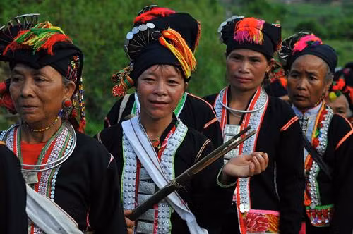 Bản làng người Khơ Mú trên vùng cao Tây Bắc. Ảnh: Phan Tuấn Anh - TTXVN Đúng ngày tổ chức lễ, thầy cúng thắp hương báo cáo tổ tiên, sư phụ. Ảnh: Phan Tuấn Anh - TTXVN Dân bản đi tổ chức lễ cầu mùa. Ảnh: Phan Tuấn Anh - TTXVN Chuẩn bị các đồ lễ cúng cho lễ cầu mùa. Ảnh: Phan Tuấn Anh - TTXVN Thầy cúng và mọi người chuẩn bị đàn cúng. Ảnh: Phan Tuấn Anh - TTXVN Tăm đao là dụng cụ không thể thiếu trong các nghi lễ cộng đồng. Ảnh: Phan Tuấn Anh - TTXVN Vị trí tổ chức lễ cúng cầu mùa là những mảnh nương trung tâm của bản làng. Ảnh: Phan Tuấn Anh - TTXVN Đàn cúng lễ cầu mùa được lập trên mảnh ruộng. Ảnh: Phan Tuấn Anh - TTXVN Thầy cúng làm lễ cúng giao lễ vật cho thần linh. Ảnh: Phan Tuấn Anh - TTXVN Dân bản nộp cây giống cho thầy cúng. Ảnh: Phan Tuấn Anh - TTXVN Điệu múa tầm đao của đồng bào Khơ Mú. Ảnh: Phan Tuấn Anh - TTXVN Điệu múa xòe của đồng bào Khơ Mú. Ảnh: Phan Tuấn Anh - TTXVN