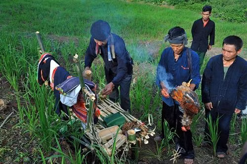 Bản làng người Khơ Mú trên vùng cao Tây Bắc. Ảnh: Phan Tuấn Anh - TTXVN Đúng ngày tổ chức lễ, thầy cúng thắp hương báo cáo tổ tiên, sư phụ. Ảnh: Phan Tuấn Anh - TTXVN Dân bản đi tổ chức lễ cầu mùa. Ảnh: Phan Tuấn Anh - TTXVN Chuẩn bị các đồ lễ cúng cho lễ cầu mùa. Ảnh: Phan Tuấn Anh - TTXVN Thầy cúng và mọi người chuẩn bị đàn cúng. Ảnh: Phan Tuấn Anh - TTXVN Tăm đao là dụng cụ không thể thiếu trong các nghi lễ cộng đồng. Ảnh: Phan Tuấn Anh - TTXVN Vị trí tổ chức lễ cúng cầu mùa là những mảnh nương trung tâm của bản làng. Ảnh: Phan Tuấn Anh - TTXVN Đàn cúng lễ cầu mùa được lập trên mảnh ruộng. Ảnh: Phan Tuấn Anh - TTXVN Thầy cúng làm lễ cúng giao lễ vật cho thần linh. Ảnh: Phan Tuấn Anh - TTXVN Dân bản nộp cây giống cho thầy cúng. Ảnh: Phan Tuấn Anh - TTXVN Điệu múa tầm đao của đồng bào Khơ Mú. Ảnh: Phan Tuấn Anh - TTXVN Điệu múa xòe của đồng bào Khơ Mú. Ảnh: Phan Tuấn Anh - TTXVN
