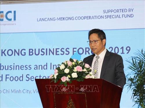 Tiến sĩ Watcharas Leelawath, Giám đốc điều hành Viện Mekong phát biểu khai mạc diễn đàn. Ảnh: Hứa Chung - TTXVN Tiến sĩ Watcharas Leelawath, Giám đốc điều hành Viện Mekong phát biểu khai mạc diễn đàn. Ảnh: Hứa Chung - TTXVN