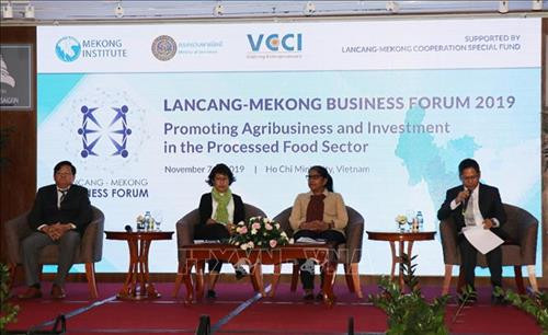 Phiên thảo luận về vấn đề chính sách an toàn thực phẩm và nhận diện các thách thức ở khu vực Mekong - Lan Thương. Ảnh: Hứa Chung - TTXVN Phiên thảo luận về vấn đề chính sách an toàn thực phẩm và nhận diện các thách thức ở khu vực Mekong - Lan Thương. Ảnh: Hứa Chung - TTXVN