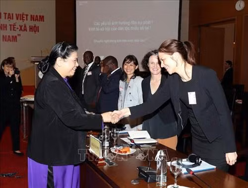 Phó Chủ tịch Thường trực Quốc hội Tòng Thị Phóng với đại diện các tổ chức quốc tế đến dự Hội nghị. Ảnh: Trọng Đức - TTXVN Phó Chủ tịch Thường trực Quốc hội Tòng Thị Phóng với đại diện các tổ chức quốc tế đến dự Hội nghị. Ảnh: Trọng Đức - TTXVN