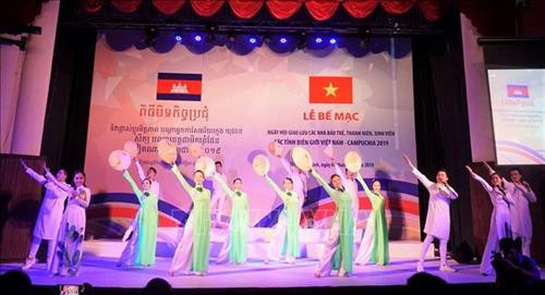 Tiết mục giao lưu văn nghệ tại lễ bế mạc. Ảnh: Thu Hoài - TTXVN Tiết mục giao lưu văn nghệ tại lễ bế mạc. Ảnh: Thu Hoài - TTXVN