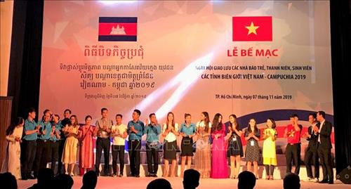 Đại biểu 2 nước giao lưu văn nghệ tại lễ bế mạc. Ảnh: Thu Hoài - TTXVN Đại biểu 2 nước giao lưu văn nghệ tại lễ bế mạc. Ảnh: Thu Hoài - TTXVN