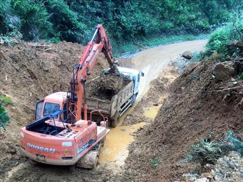 Công ty cổ phần Sửa chữa đường bộ và Xây dựng tổng hợp Quảng Bình huy động máy móc và tập trung nhân lực dọn dẹp để đảm bảo cho các phương tiện lưu thông trên quốc lộ 9C. Ảnh: Văn Tý-TTXVN Công ty cổ phần Sửa chữa đường bộ và Xây dựng tổng hợp Quảng Bình huy động máy móc và tập trung nhân lực dọn dẹp để đảm bảo cho các phương tiện lưu thông trên quốc lộ 9C. Ảnh: Văn Tý-TTXVN