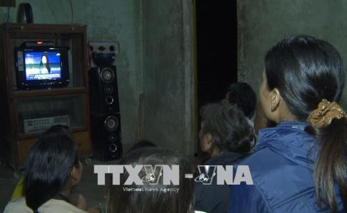 Người dân xem ti vi để theo dõi thời sự, nâng cao dân trí. Ảnh: Phước Ngọc – TTXVN Người dân xem ti vi để theo dõi thời sự, nâng cao dân trí. Ảnh: Phước Ngọc – TTXVN