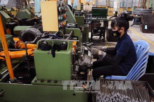 Dây chuyền sản xuất ốc vít tại nhà máy Công ty cổ phần sản xuất thương mại Vĩ Nam Việt, Khu công nghiệp Lê Minh Xuân (huyện Bình Chánh, Thành phố Hồ Chí Minh). Ảnh: An Hiếu - TTXVN Dây chuyền sản xuất ốc vít tại nhà máy Công ty cổ phần sản xuất thương mại Vĩ Nam Việt, Khu công nghiệp Lê Minh Xuân (huyện Bình Chánh, Thành phố Hồ Chí Minh). Ảnh: An Hiếu - TTXVN