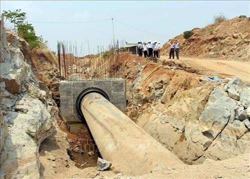 Ninh Thuận nỗ lực đẩy nhanh tiến độ các dự án cấp nước sinh hoạt cho người dân. Ảnh: Công Thử - TTXVN Ninh Thuận nỗ lực đẩy nhanh tiến độ các dự án cấp nước sinh hoạt cho người dân. Ảnh: Công Thử - TTXVN
