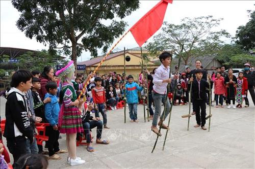 Các em học sinh trường Phổ thông dân tộc bán trú Trung học cơ sở Lang Thíp hào hứng tham gia trò chơi. Ảnh: Đức Tưởng - TTXVN Các em học sinh trường Phổ thông dân tộc bán trú Trung học cơ sở Lang Thíp hào hứng tham gia trò chơi. Ảnh: Đức Tưởng - TTXVN