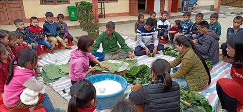 Giáo viên, phụ huynh học sinh cùng các em học sinh Trường Phổ thông dân tộc bán trú Tiểu học Lang Thíp gói bánh chưng. Ảnh: Đức Tưởng-TTXVN Giáo viên, phụ huynh học sinh cùng các em học sinh Trường Phổ thông dân tộc bán trú Tiểu học Lang Thíp gói bánh chưng. Ảnh: Đức Tưởng-TTXVN