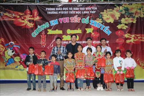 Các em học sinh trường Phổ thông dân tộc bán trú Tiểu học Lang Thíp nhận quà Tết. Ảnh: Đức Tưởng - TTXVN Các em học sinh trường Phổ thông dân tộc bán trú Tiểu học Lang Thíp nhận quà Tết. Ảnh: Đức Tưởng - TTXVN