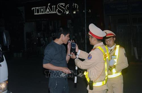 Đội cảnh sát giao thông thành phố Sơn La (tỉnh Sơn La) tăng cường kiểm tra nồng độ cồn với người điều khiển phương tiện khi tham gia giao thông. Ảnh: Quang Quyết-TTXVN Đội cảnh sát giao thông thành phố Sơn La (tỉnh Sơn La) tăng cường kiểm tra nồng độ cồn với người điều khiển phương tiện khi tham gia giao thông. Ảnh: Quang Quyết-TTXVN