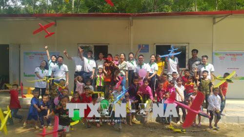 Niềm vui của trẻ em vùng cao khi đón nhận bộ đồ chơi của các nhà hảo tâm trao tặng. Ảnh: Khiếu Tư-TTXVN Niềm vui của trẻ em vùng cao khi đón nhận bộ đồ chơi của các nhà hảo tâm trao tặng. Ảnh: Khiếu Tư-TTXVN
