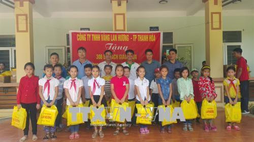 Đồng hành cùng trẻ em vùng cao, các doanh nghiệp trao tặng 306 bộ sách giáo khoa mới cho các em học sinh trường tiểu học xã Thanh Xuân. Ảnh: Khiếu Tư-TTXVN Đồng hành cùng trẻ em vùng cao, các doanh nghiệp trao tặng 306 bộ sách giáo khoa mới cho các em học sinh trường tiểu học xã Thanh Xuân. Ảnh: Khiếu Tư-TTXVN