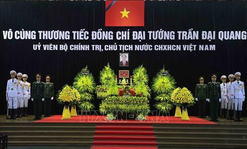 Nhà tang lễ quốc gia, số 5 Trần Thánh Tông (Hà Nội), nơi tổ chức Quốc tang Chủ tịch nước Trần Đại Quang. Ảnh: TTXVN Đồng chí Trương Hoà Bình, Ủy viên Bộ Chính trị, Phó Thủ tướng thường trực Chính phủ đọc Tiểu sử Chủ tịch nước Trần Đại Quang và danh sách Ban Lễ tang. Ảnh: TTXVN Ông Trần Quân, con trai trưởng của Chủ tịch nước Trần Đại Quang thắp nén hương viếng Cha. Ảnh: TTXVN Đoàn gia đình, họ hàng nội ngoại viếng Chủ tịch nước Trần Đại Quang. Ảnh: Nhan Sáng – TTXVN Đoàn Ban Chấp hành Trung ương Đảng Cộng sản Việt Nam, do đồng chí Nguyễn Phú Trọng, Tổng Bí thư Ban Chấp hành Trung ương Đảng làm Trưởng đoàn, viếng Chủ tịch nước Trần Đại Quang. Ảnh: TTXVN Tổng Bí thư Nguyễn Phú Trọng ghi sổ tang. Ảnh: TTXVN Đoàn Chính phủ nước Cộng hòa XHCN Việt Nam, do đồng chí Nguyễn Xuân Phúc, Ủy viên Bộ Chính trị, Thủ tướng Chính phủ làm Trưởng đoàn, viếng Chủ tịch nước Trần Đại Quang. Ảnh: Nhan Sáng – TTXVN Thủ tướng Nguyễn Xuân Phúc chia buồn cùng tang quyến Chủ tịch nước Trần Đại Quang. Ảnh: TTXVN Nguyên Ủy viên Bộ Chính trị, nguyên Chủ tịch nước Trần Đức Lương (bên trái) và nguyên Ủy viên Bộ Chính trị, nguyên Thủ tướng Chính phủ Nguyễn Tấn Dũng (bên phải) ghi sổ tang. Ảnh: TTXVN Đoàn Quốc hội nước Cộng hòa XHCN Việt Nam, do đồng chí Nguyễn Thị Kim Ngân, Ủy viên Bộ Chính trị, Chủ tịch Quốc hội làm Trưởng đoàn, viếng Chủ tịch nước Trần Đại Quang. Ảnh: Nhan Sáng – TTXVN Đồng chí Tòng Thị Phóng (bên trái), Ủy viên Bộ Chính trị, Phó Chủ tịch thường trực Quốc hội và đồng chí Đặng Thị Ngọc Thịnh, Ủy viên Trung ương Đảng, Quyền Chủ tịch nước chia buồn cùng tang quyến Chủ tịch nước Trần Đại Quang. Ảnh: TTXVN Đoàn Văn phòng Chủ tịch nước Cộng hòa XHCN Việt Nam, do đồng chí Đặng Thị Ngọc Thịnh, Ủy viên Trung ương Đảng, Quyền Chủ tịch nước làm Trưởng đoàn, viếng Chủ tịch nước Trần Đại Quang. Ảnh: Nhan Sáng – TTXVN Đoàn Ủy ban Trung ương Mặt trận Tổ quốc Việt Nam, do đồng chí Hầu A Lềnh, Ủy viên Trung ương Đảng, Phó Chủ tịch, Tổng Thư ký UBTƯ MTTQ Việt Nam làm Trưởng đoàn, viếng Chủ tịch nước Trần Đại Quang. Ảnh: TTXVN Đoàn Ban Dân vận Trung ương, do đồng chí Trương Thị Mai, Ủy viên Bộ Chính trị, Bí thư Trung ương Đảng, Trưởng Ban Dân vận Trung ương làm Trưởng đoàn, viếng Chủ tịch nước Trần Đại Quang. Ảnh: TTXVN Đoàn Ban Tổ chức Trung ương, do đồng chí Phạm Minh Chính, Ủy viên Bộ Chính trị, Bí thư Trung ương Đảng, Trưởng Ban Tổ chức Trung ương làm Trưởng đoàn, viếng Chủ tịch nước Trần Đại Quang. Ảnh: Nhan Sáng – TTXVN Đoàn Đảng ủy Công an Trung ương, Bộ Công an, do Thượng tướng Tô Lâm, Ủy viên Bộ Chính trị, Bí thư Đảng ủy Công an Trung ương, Bộ trưởng Bộ Công an làm Trưởng đoàn, viếng Chủ tịch nước Trần Đại Quang. Ảnh: TTXVN Đoàn Quân ủy Trung ương, Bộ Quốc phòng, do đồng chí Ngô Xuân Lịch, Ủy viên Bộ Chính trị, Phó Bí thư Quân ủy Trung ương, Bộ trưởng Bộ Quốc phòng làm Trưởng đoàn, viếng Chủ tịch nước Trần Đại Quang. Ảnh: TTXVN Đoàn Thành ủy, HĐND, UBND, Ủy ban MTTQ Việt Nam TP Hà Nội, do đồng chí Hoàng Trung Hải, Ủy viên Bộ Chính trị, Bí thư Thành uỷ Hà Nội làm Trưởng đoàn, viếng Chủ tịch nước Trần Đại Quang. Ảnh: Nhan Sáng – TTXVN Đoàn Tỉnh ủy, HĐND, UBND, Ủy ban Mặt trận Tổ quốc Việt Nam tỉnh Ninh Bình, do đồng chí Nguyễn Thị Thanh, Ủy viên Trung ương Đảng, Bí thư Tỉnh ủy Ninh Bình làm Trưởng đoàn, viếng Chủ tịch nước Trần Đại Quang. Ảnh: Nhan Sáng – TTXVN Nhà tang lễ quốc gia, số 5 Trần Thánh Tông (Hà Nội), nơi tổ chức Quốc tang Chủ tịch nước Trần Đại Quang. Ảnh: TTXVN Đồng chí Trương Hoà Bình, Ủy viên Bộ Chính trị, Phó Thủ tướng thường trực Chính phủ đọc Tiểu sử Chủ tịch nước Trần Đại Quang và danh sách Ban Lễ tang. Ảnh: TTXVN Ông Trần Quân, con trai trưởng của Chủ tịch nước Trần Đại Quang thắp nén hương viếng Cha. Ảnh: TTXVN Đoàn gia đình, họ hàng nội ngoại viếng Chủ tịch nước Trần Đại Quang. Ảnh: Nhan Sáng – TTXVN Đoàn Ban Chấp hành Trung ương Đảng Cộng sản Việt Nam, do đồng chí Nguyễn Phú Trọng, Tổng Bí thư Ban Chấp hành Trung ương Đảng làm Trưởng đoàn, viếng Chủ tịch nước Trần Đại Quang. Ảnh: TTXVN Tổng Bí thư Nguyễn Phú Trọng ghi sổ tang. Ảnh: TTXVN Đoàn Chính phủ nước Cộng hòa XHCN Việt Nam, do đồng chí Nguyễn Xuân Phúc, Ủy viên Bộ Chính trị, Thủ tướng Chính phủ làm Trưởng đoàn, viếng Chủ tịch nước Trần Đại Quang. Ảnh: Nhan Sáng – TTXVN Thủ tướng Nguyễn Xuân Phúc chia buồn cùng tang quyến Chủ tịch nước Trần Đại Quang. Ảnh: TTXVN Nguyên Ủy viên Bộ Chính trị, nguyên Chủ tịch nước Trần Đức Lương (bên trái) và nguyên Ủy viên Bộ Chính trị, nguyên Thủ tướng Chính phủ Nguyễn Tấn Dũng (bên phải) ghi sổ tang. Ảnh: TTXVN Đoàn Quốc hội nước Cộng hòa XHCN Việt Nam, do đồng chí Nguyễn Thị Kim Ngân, Ủy viên Bộ Chính trị, Chủ tịch Quốc hội làm Trưởng đoàn, viếng Chủ tịch nước Trần Đại Quang. Ảnh: Nhan Sáng – TTXVN Đồng chí Tòng Thị Phóng (bên trái), Ủy viên Bộ Chính trị, Phó Chủ tịch thường trực Quốc hội và đồng chí Đặng Thị Ngọc Thịnh, Ủy viên Trung ương Đảng, Quyền Chủ tịch nước chia buồn cùng tang quyến Chủ tịch nước Trần Đại Quang. Ảnh: TTXVN Đoàn Văn phòng Chủ tịch nước Cộng hòa XHCN Việt Nam, do đồng chí Đặng Thị Ngọc Thịnh, Ủy viên Trung ương Đảng, Quyền Chủ tịch nước làm Trưởng đoàn, viếng Chủ tịch nước Trần Đại Quang. Ảnh: Nhan Sáng – TTXVN Đoàn Ủy ban Trung ương Mặt trận Tổ quốc Việt Nam, do đồng chí Hầu A Lềnh, Ủy viên Trung ương Đảng, Phó Chủ tịch, Tổng Thư ký UBTƯ MTTQ Việt Nam làm Trưởng đoàn, viếng Chủ tịch nước Trần Đại Quang. Ảnh: TTXVN Đoàn Ban Dân vận Trung ương, do đồng chí Trương Thị Mai, Ủy viên Bộ Chính trị, Bí thư Trung ương Đảng, Trưởng Ban Dân vận Trung ương làm Trưởng đoàn, viếng Chủ tịch nước Trần Đại Quang. Ảnh: TTXVN Đoàn Ban Tổ chức Trung ương, do đồng chí Phạm Minh Chính, Ủy viên Bộ Chính trị, Bí thư Trung ương Đảng, Trưởng Ban Tổ chức Trung ương làm Trưởng đoàn, viếng Chủ tịch nước Trần Đại Quang. Ảnh: Nhan Sáng – TTXVN Đoàn Đảng ủy Công an Trung ương, Bộ Công an, do Thượng tướng Tô Lâm, Ủy viên Bộ Chính trị, Bí thư Đảng ủy Công an Trung ương, Bộ trưởng Bộ Công an làm Trưởng đoàn, viếng Chủ tịch nước Trần Đại Quang. Ảnh: TTXVN Đoàn Quân ủy Trung ương, Bộ Quốc phòng, do đồng chí Ngô Xuân Lịch, Ủy viên Bộ Chính trị, Phó Bí thư Quân ủy Trung ương, Bộ trưởng Bộ Quốc phòng làm Trưởng đoàn, viếng Chủ tịch nước Trần Đại Quang. Ảnh: TTXVN Đoàn Thành ủy, HĐND, UBND, Ủy ban MTTQ Việt Nam TP Hà Nội, do đồng chí Hoàng Trung Hải, Ủy viên Bộ Chính trị, Bí thư Thành uỷ Hà Nội làm Trưởng đoàn, viếng Chủ tịch nước Trần Đại Quang. Ảnh: Nhan Sáng – TTXVN Đoàn Tỉnh ủy, HĐND, UBND, Ủy ban Mặt trận Tổ quốc Việt Nam tỉnh Ninh Bình, do đồng chí Nguyễn Thị Thanh, Ủy viên Trung ương Đảng, Bí thư Tỉnh ủy Ninh Bình làm Trưởng đoàn, viếng Chủ tịch nước Trần Đại Quang. Ảnh: Nhan Sáng – TTXVN